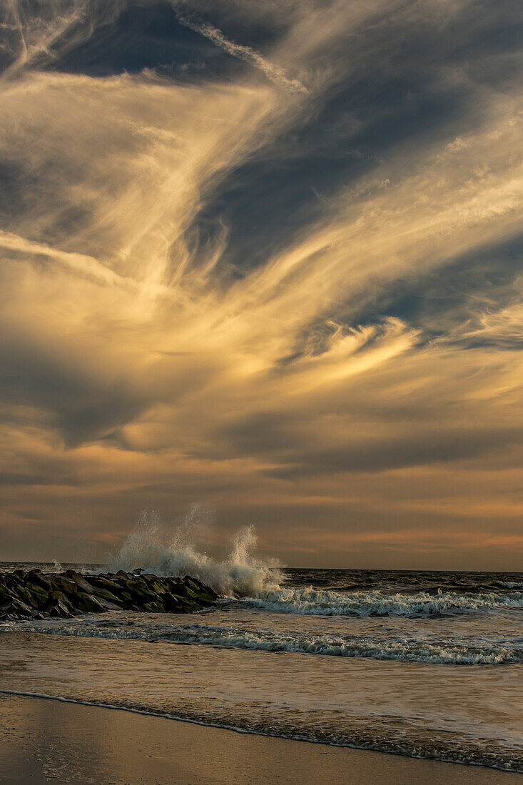 USA, New Jersey, Cape May National Seashore. Sonnenuntergang am Meeresufer