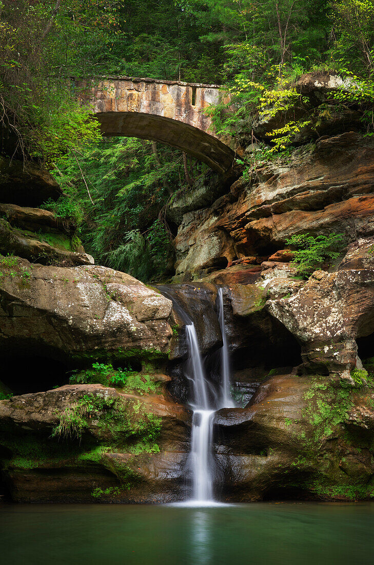 Die Höhle des alten Mannes Upper Falls, Hocking Hills State Park, Ohio