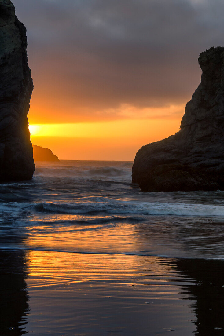 USA, Oregon, Bandon. Beach sunset