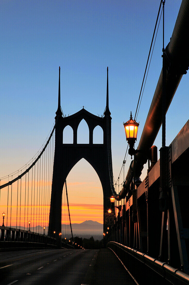 USA, Oregon, Portland. St. Johns Bridge bei Sonnenaufgang
