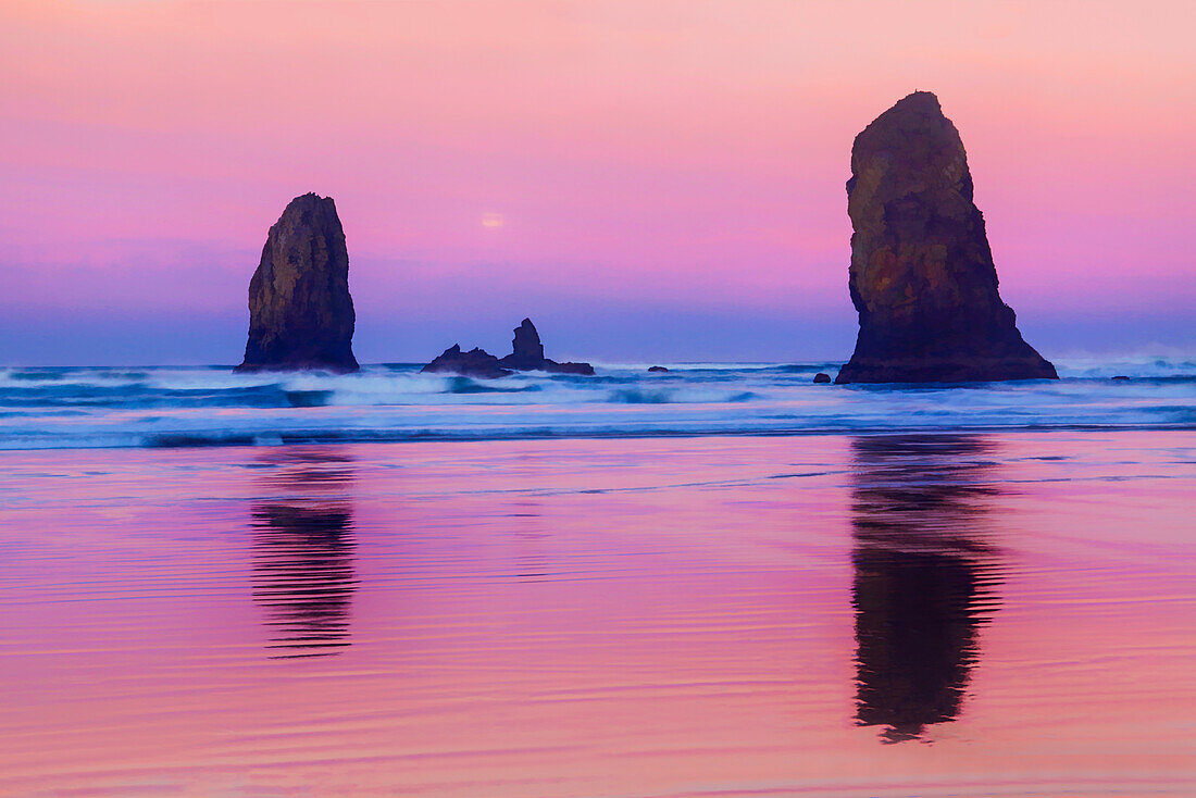 USA, Oregon, Bandon. Sonnenaufgang auf Strandmeerstapeln