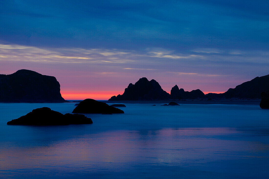 USA, Oregon, Bandon. Sonnenuntergang auf Strandmeerstapeln