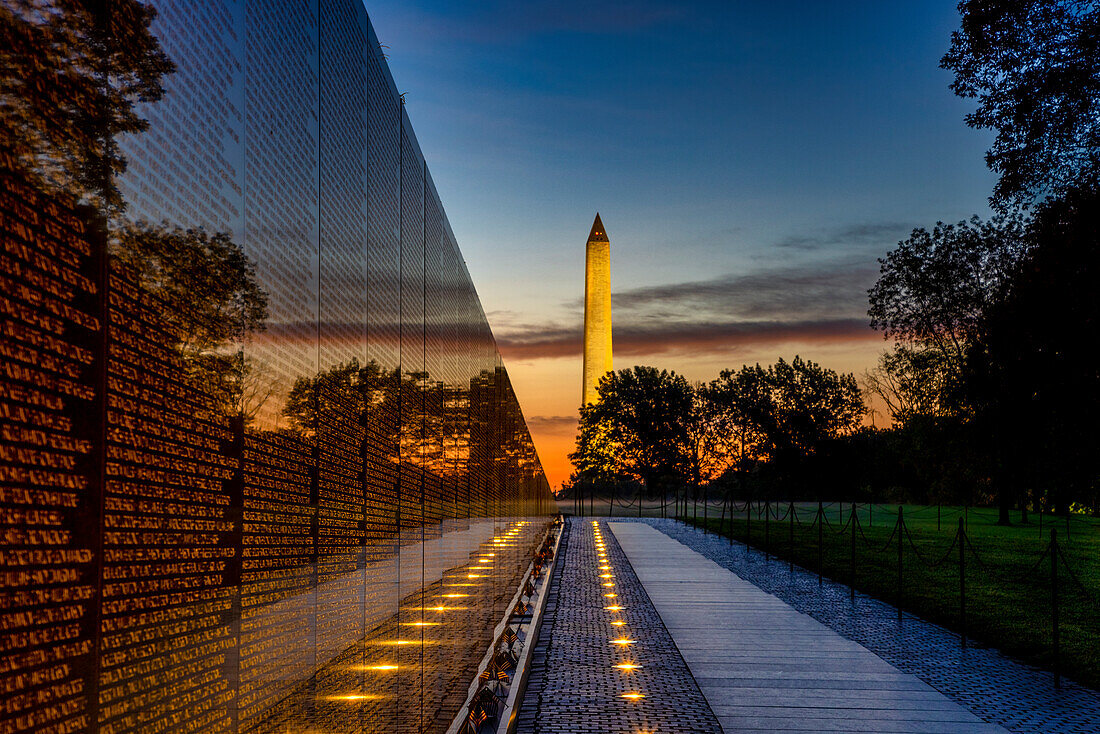 USA, District of Columbia, Washington. Vietnam Veterans Memorial mit Reflexion des Washington Monument
