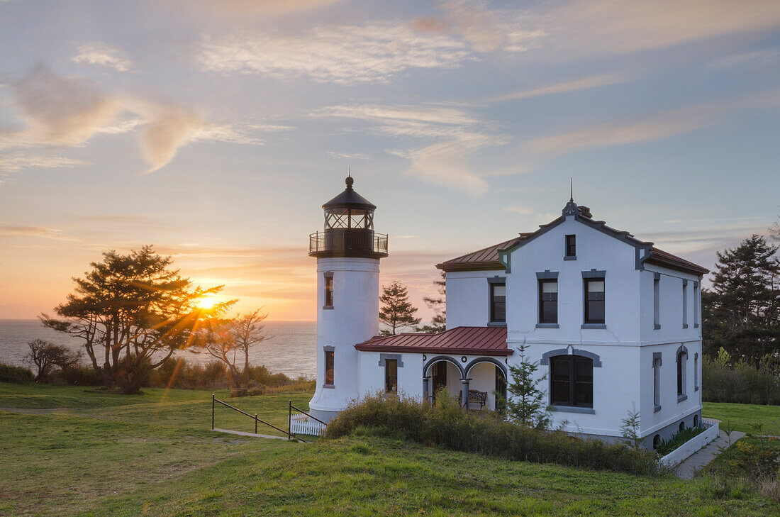 Sonnenuntergang am Admiralty Head Lighthouse, Fort Casey State Park auf Whidbey Island, US-Bundesstaat Washington.