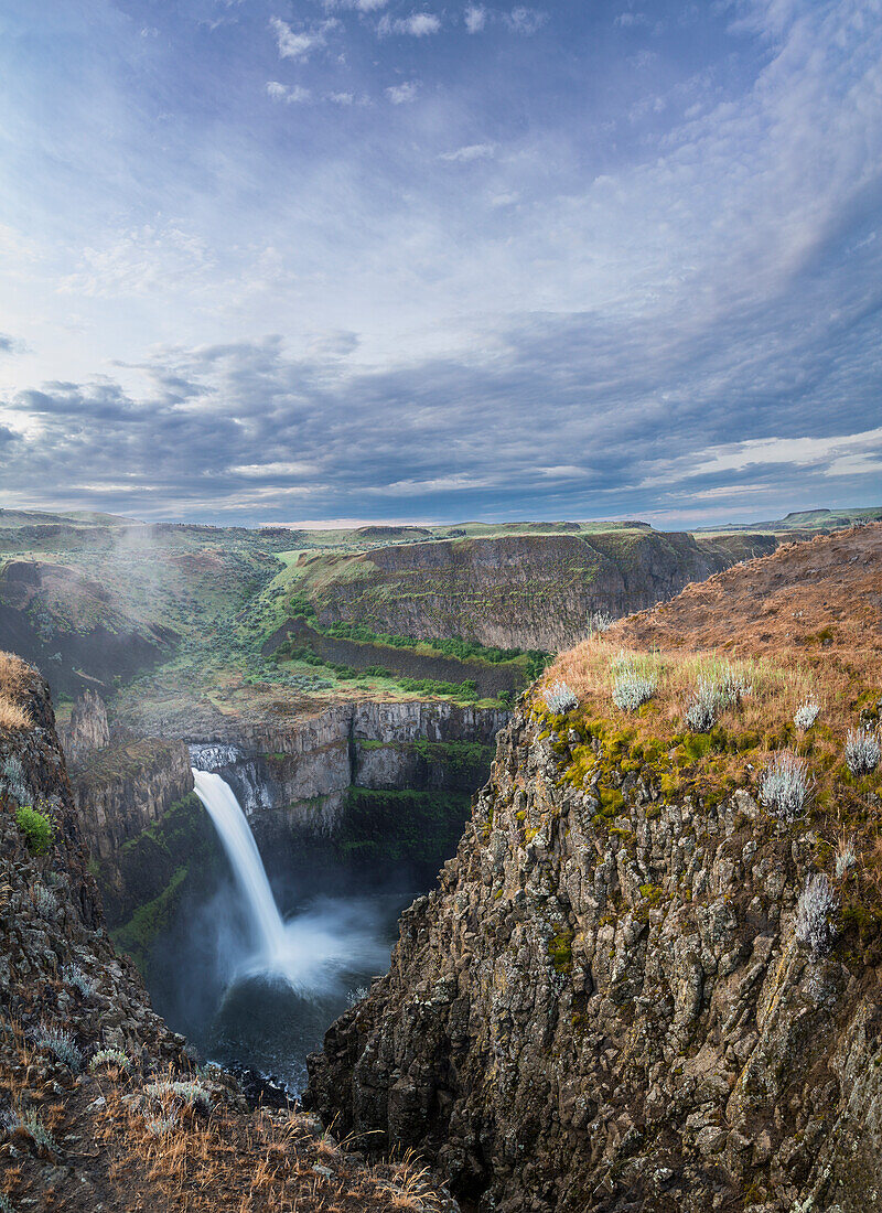 USA, Washington. Palouse Falls im Frühjahr im Palouse Falls State Park.