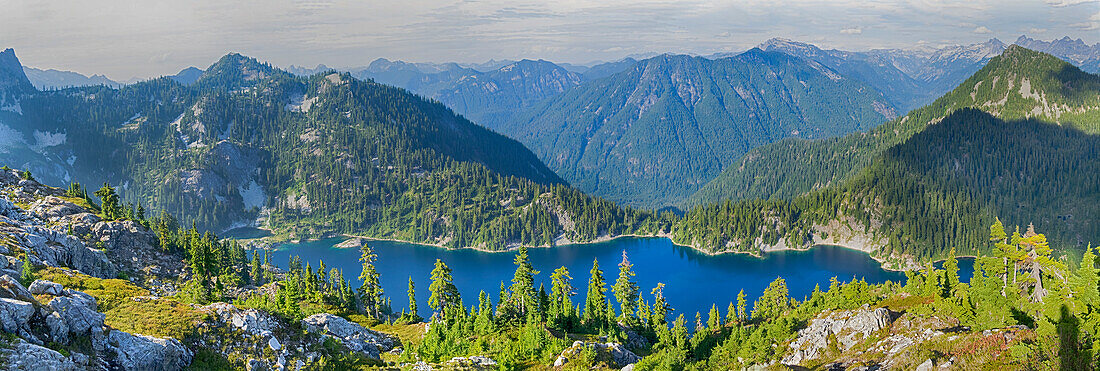 USA, Washington State. Alpine Lakes Wilderness, Snow Lake