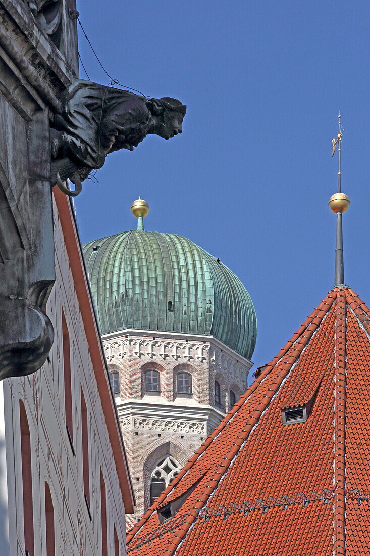 Tower of the Frauenkirche with figure decorations of the New Town Hall, Munich, Upper Bavaria, Bavaria, Germany