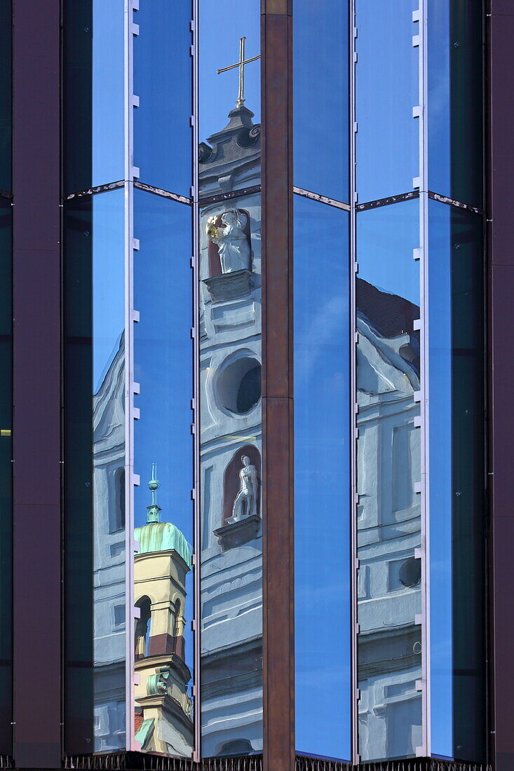 Reflektion in einem Kaufhaus in der Neuhauser Strasse mit der Fassade von St. Michael, München, Oberbayern, Bayern, Deutschland