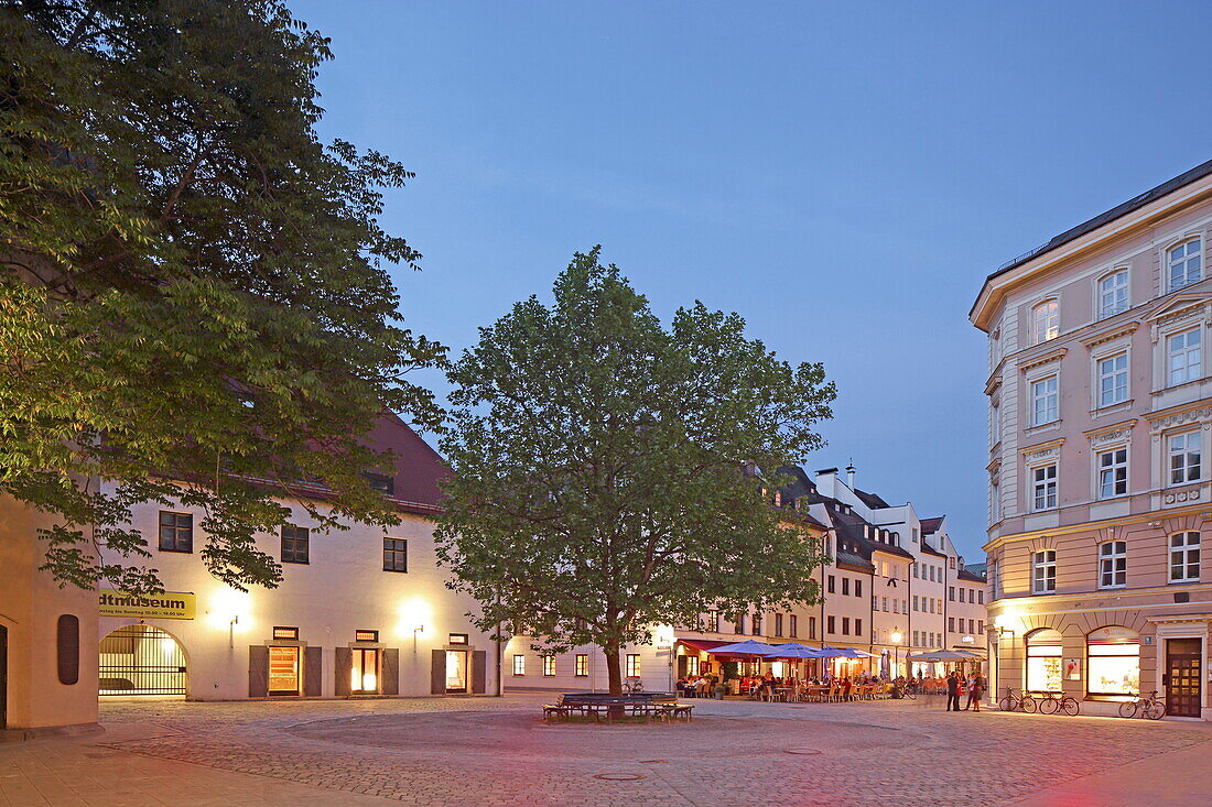 Stadtmuseum (links) und Sebastiansplatz, München, Oberbayern, Bayern, Deutschland