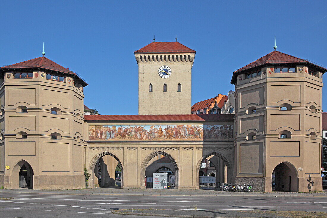 Isartor mit Fresko, das den Triumphzug Ludwig des Bayern nach seiner siegreichen Schlacht gegen den Habsburger Friedrich den Schönen bei Mühldorf im Jahr 1322 darstellt, München, Oberbayern, Bayern, Deutschland