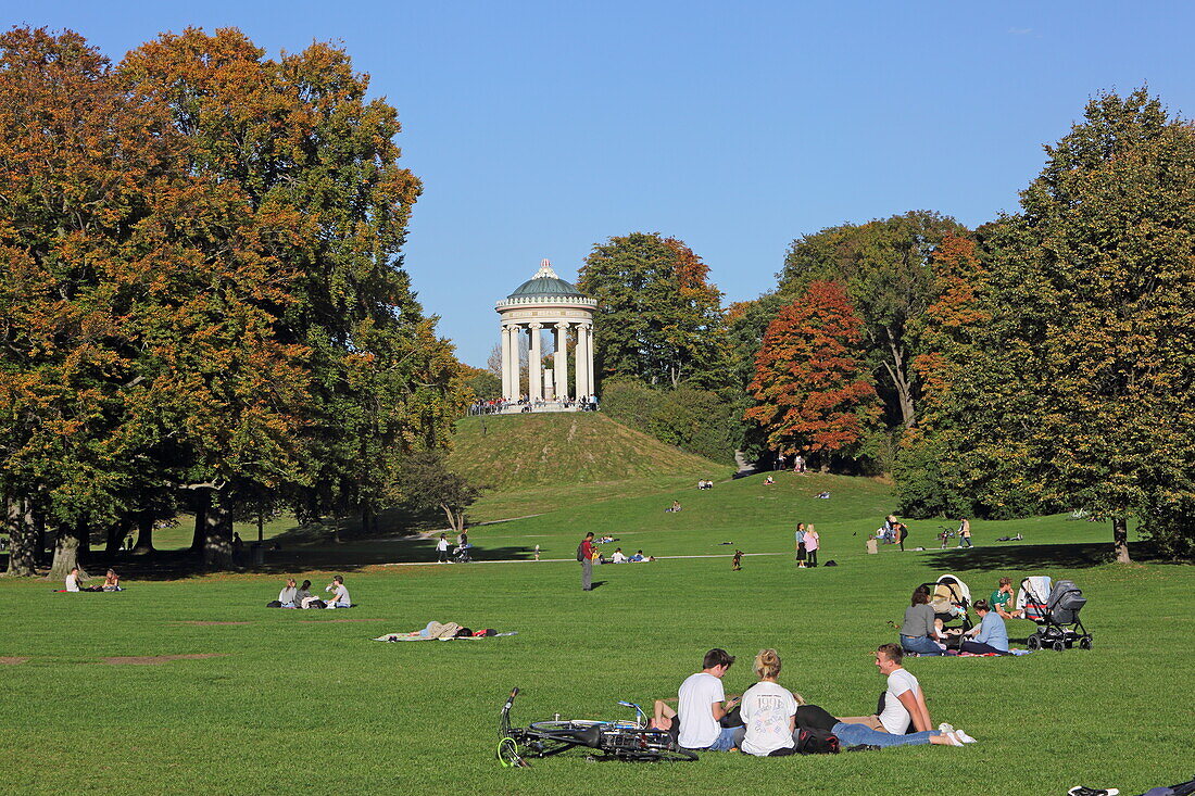 Menschen genießen einen Herbstnachmittag im Englischen Garten, im Hintergrund der Monopteros, München, Oberbayern, Bayern, Deutschland