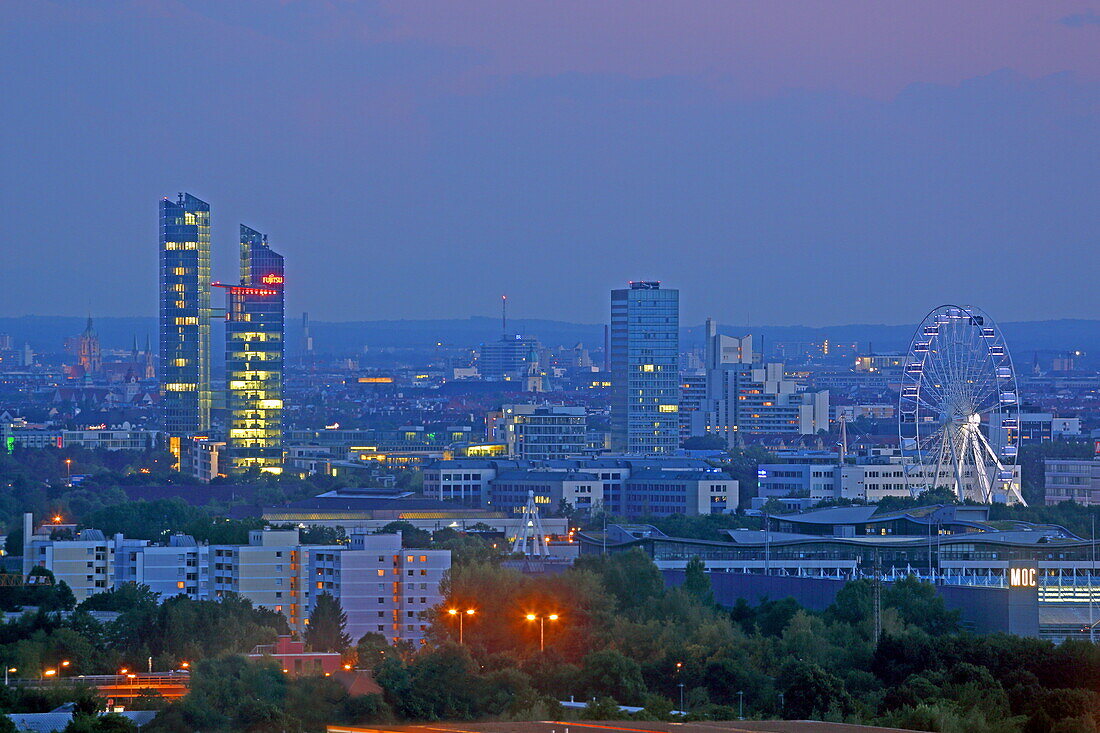 Blick vom Müllberg in Fröttmaning auf die Highlight Towers, München, Oberbayern, Bayern, Deutschland