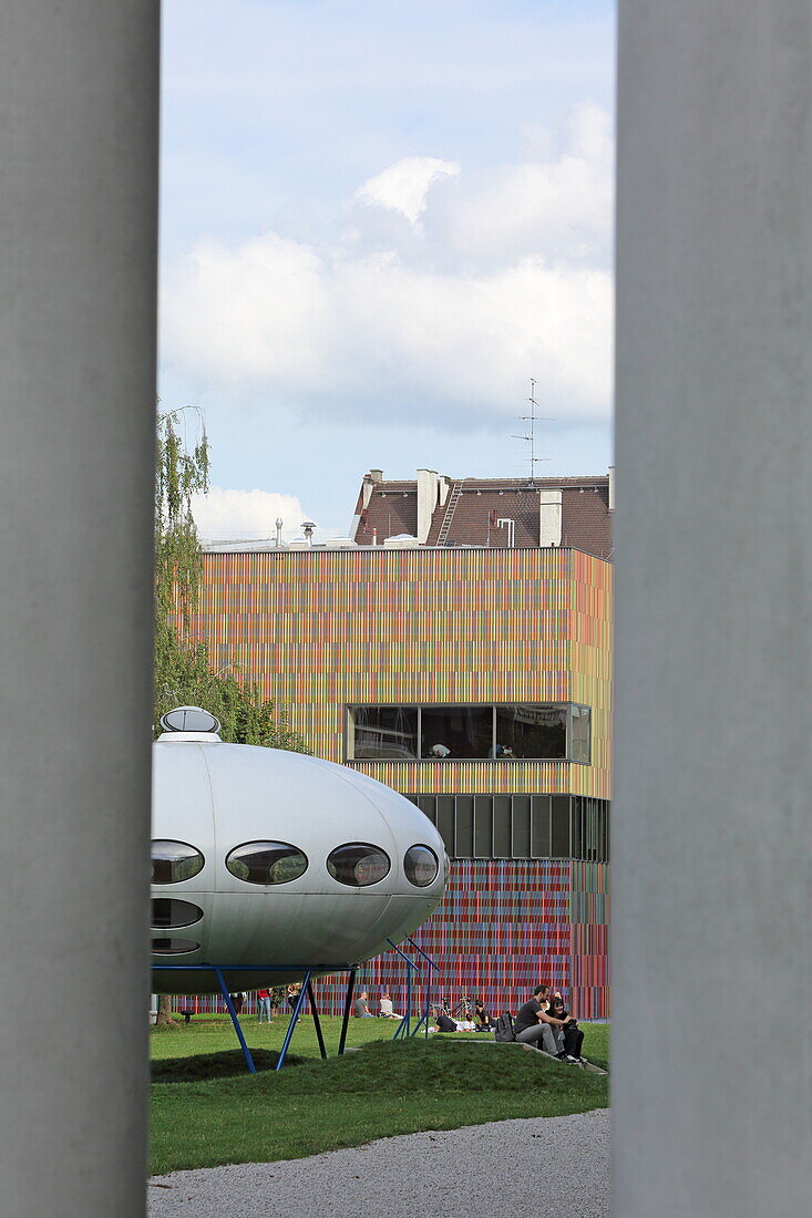 Skulpturenpark an der Pinakothek der Moderne, im Hintergrund die Sammlung Brandhorst, Kunstkarree, München, Oberbayern, Bayern, Deutschland
