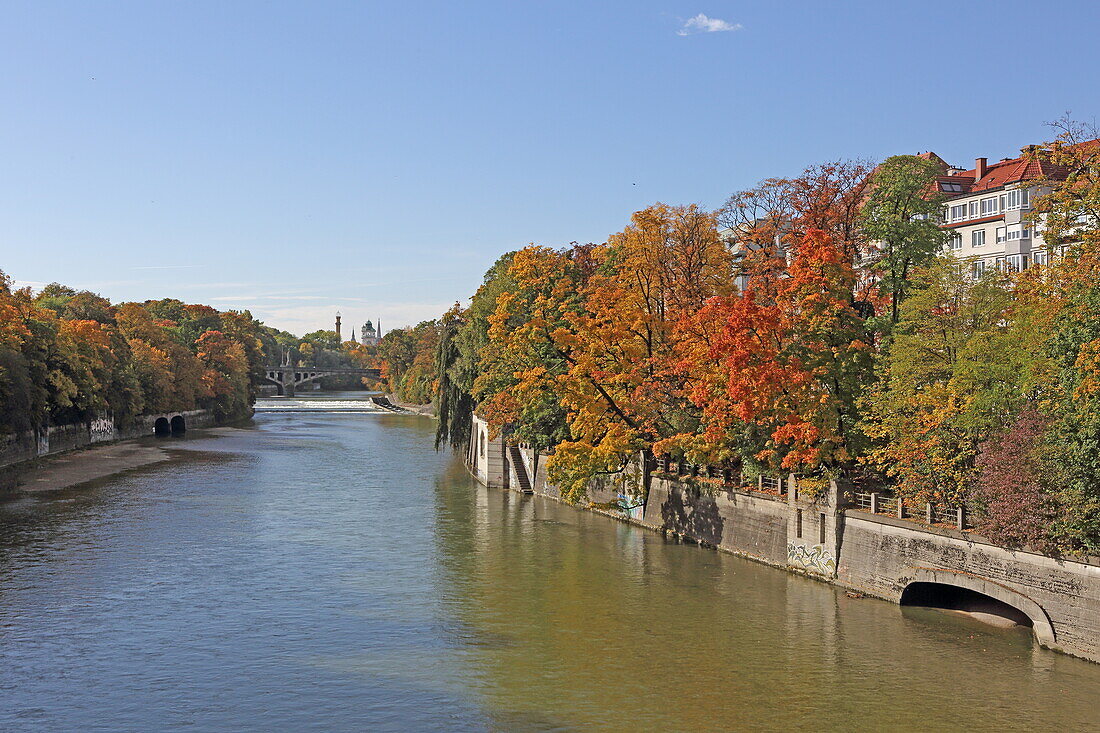 Isar with old buildings on Widenmayerstraße in Lehel, weir power plant and fish ladder, behind them the towers of the Müllersches Volksbad and the Mariahilfkirche, Munich, Upper Bavaria, Bavaria, Germany