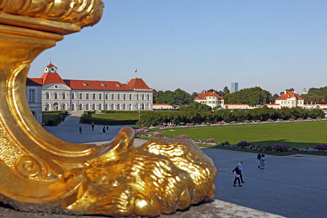 Fuß einer der goldenen Lampen der Treppenanlage am Eingang der Stadtseite des Schloss Nymphenburg, Nymphenburg, München, Oberbayern, Bayern, Deutschland