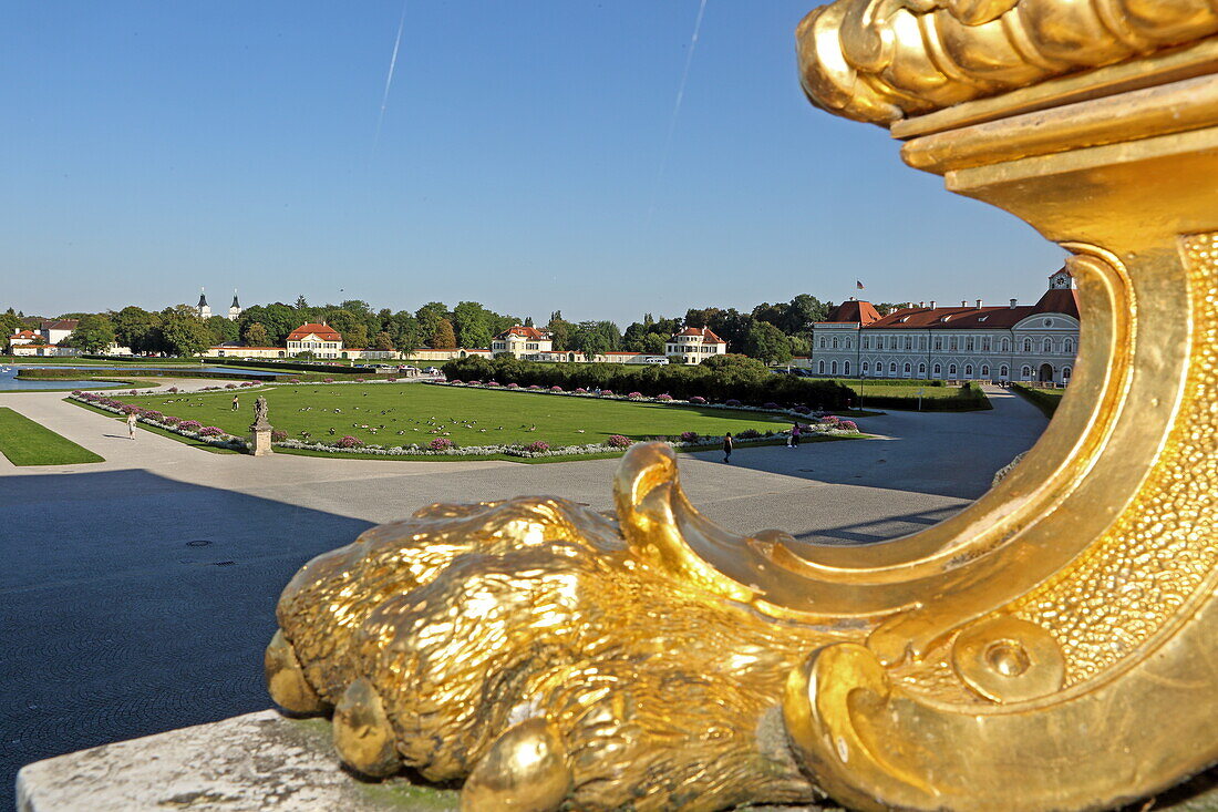 Fuß einer der goldenen Lampen der Treppenanlage am Eingang der Stadtseite des Schloss Nymphenburg, Nymphenburg, München, Oberbayern, Bayern, Deutschland