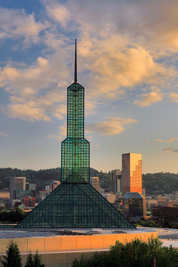 USA, Oregon, Portland. Nordturm des Oregon Convention Center und Innenstadt bei Sonnenuntergang.
