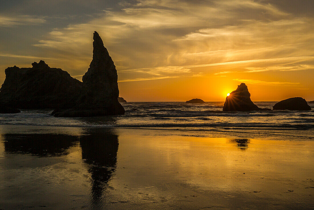 USA, Oregon, Bandon Beach, Wizard's Hat, Sonnenuntergang, Sonnenstern