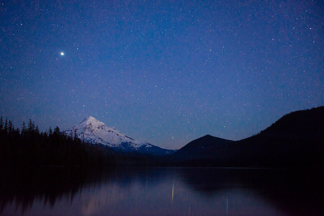 Der Mt. Hood spiegelt sich abends im Lost Lake. Hood National Forest, Oregon