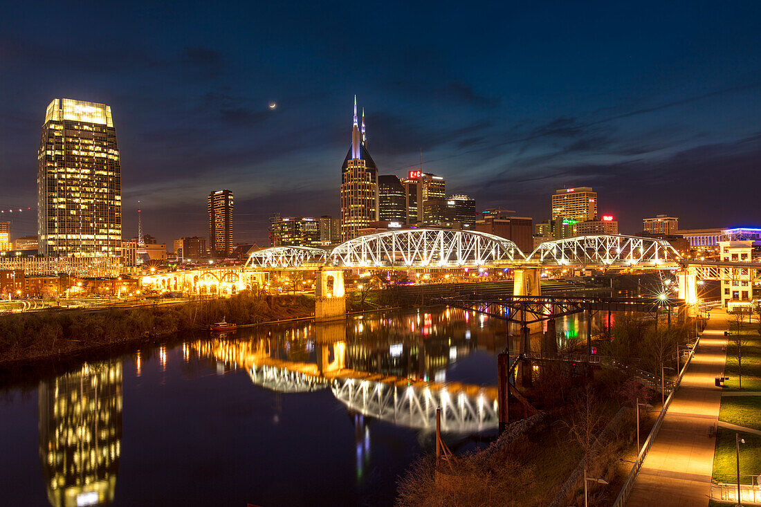 Dämmerung über dem Cumberland River und der Skyline von Nashville, Tennessee, USA