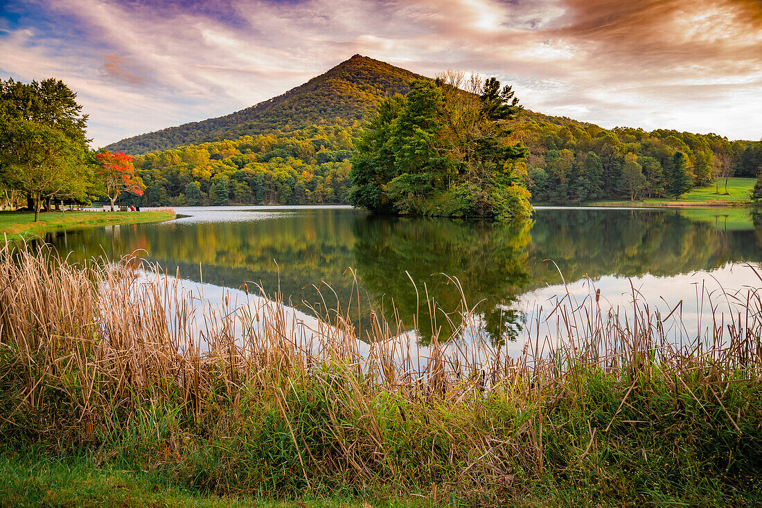 Spiegelungen im See, Ottergipfel, Blue Ridge Parkway, Smoky Mountains, USA.