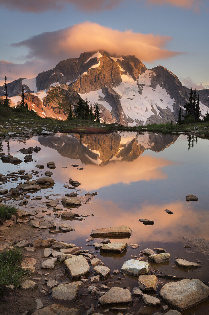 Whatcom Peak spiegelt sich im Tapto Lake, North Cascades National Park