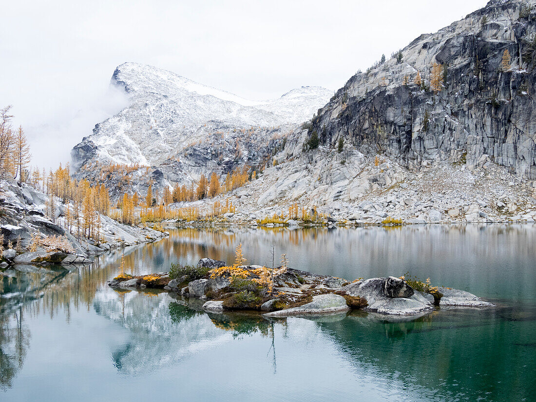 Bundesstaat Washington, Alpine Lakes Wilderness. Enchantment Lakes, Perfection Lake und Little Annapurna