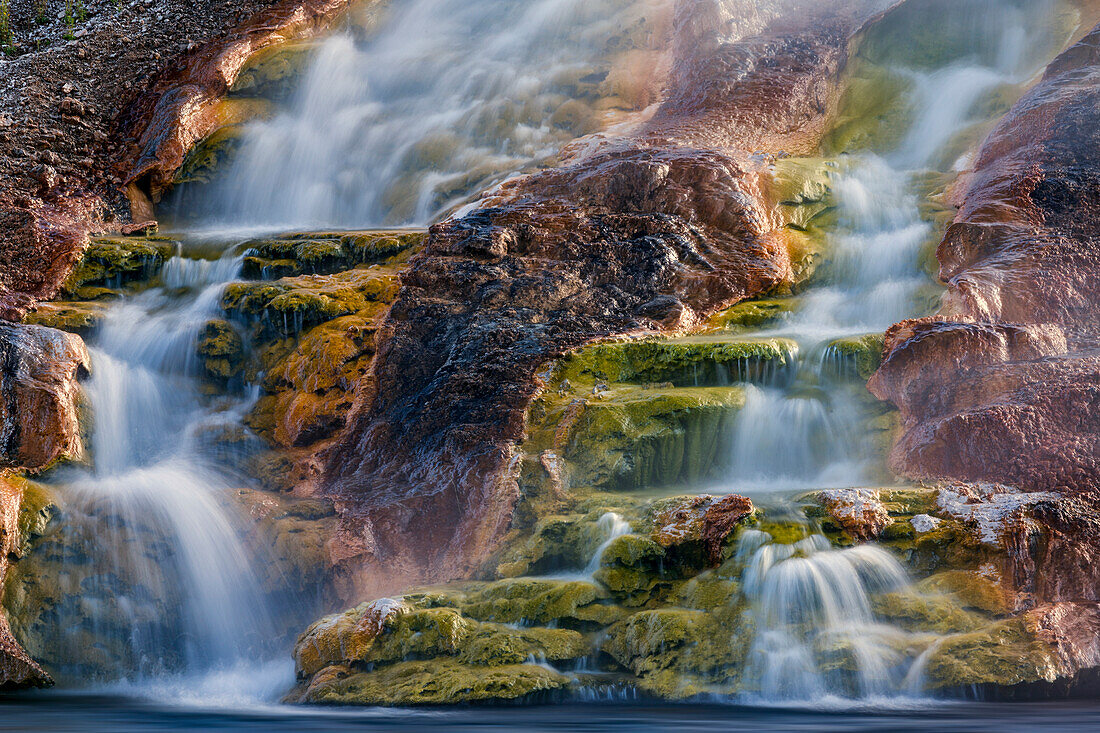 Heißes Wasser aus der Grand Prismatic Spring und dem Excelsior Geysir, Midway Geyser Basin, Yellowstone National Park, Wyoming/Montana.