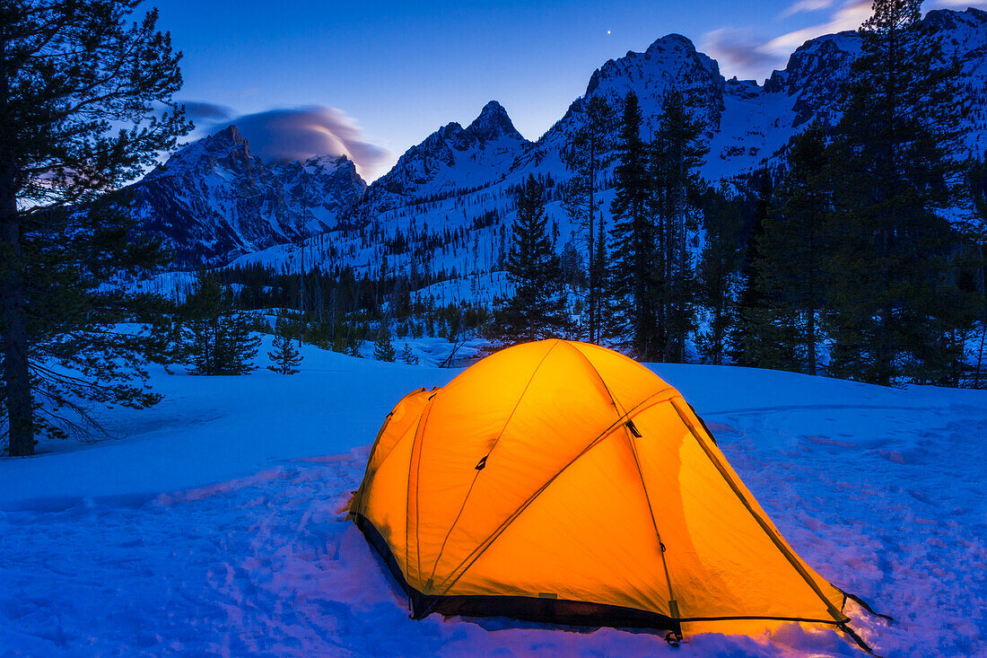 Winterlager in der Abenddämmerung unter den Tetons, Grand Teton National Park, Wyoming USA