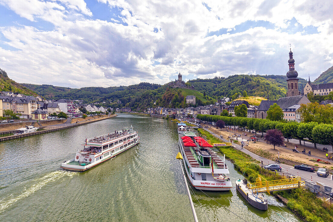 View of the Moselle, excursion boats, jetty, old town, Reichsburg, Cochem on the Moselle