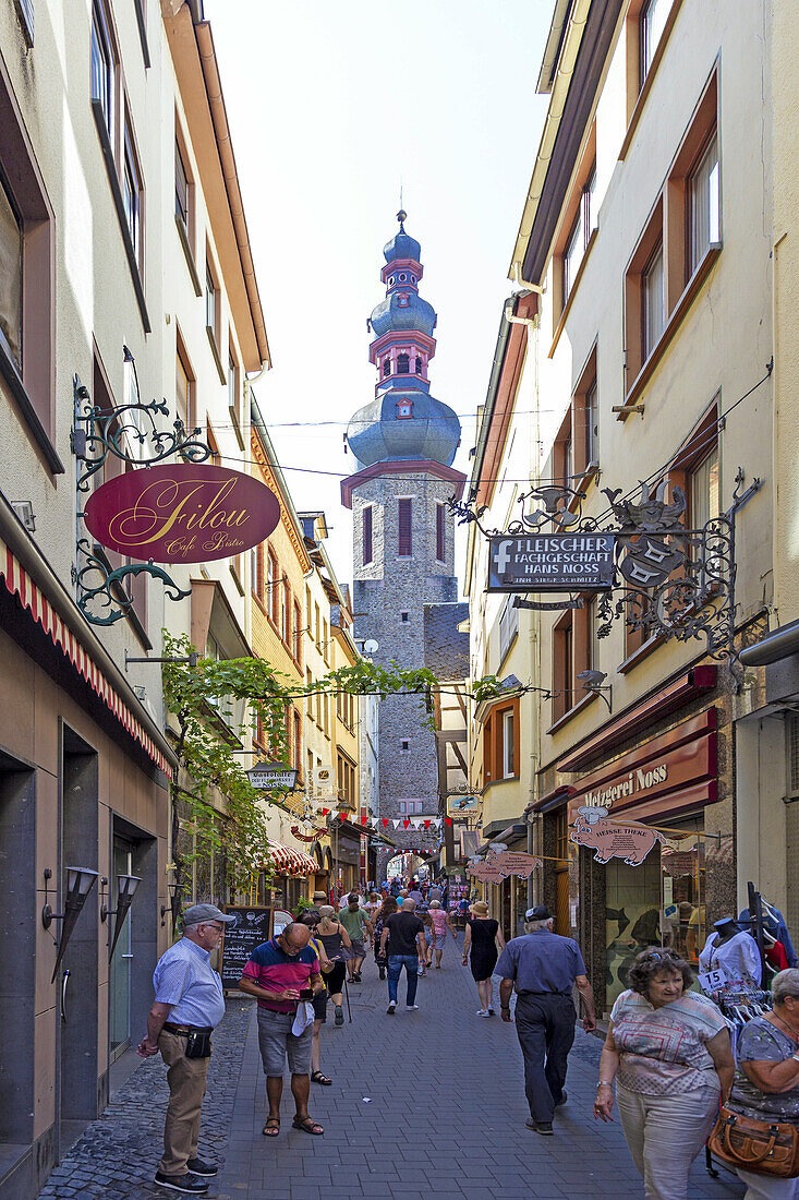 Fußgängerzone mit Blick auf Pfarrkirche St. Martin, Altstadt, Cochem an der Mosel, Rheinland-Pfalz, Deutschland