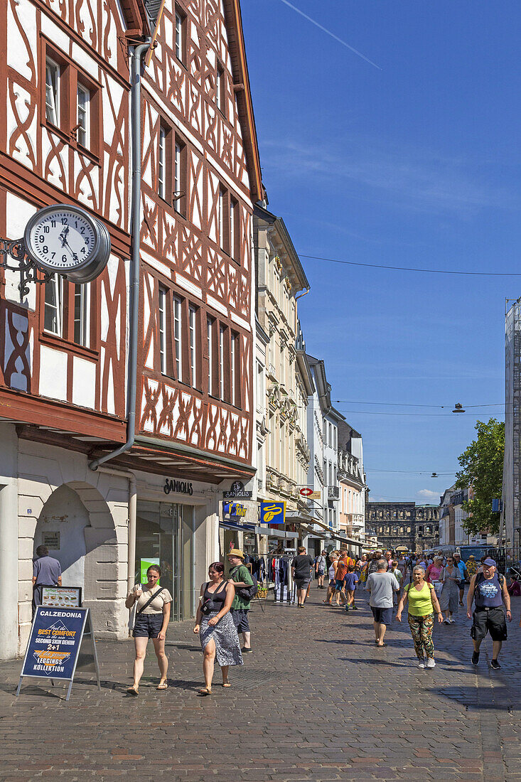 Fußgängerzone mit Blick auf Porta Nigra, römisches Stadttor, Simeonstraße, Trier, Rheinland-Pfalz, Deutschland