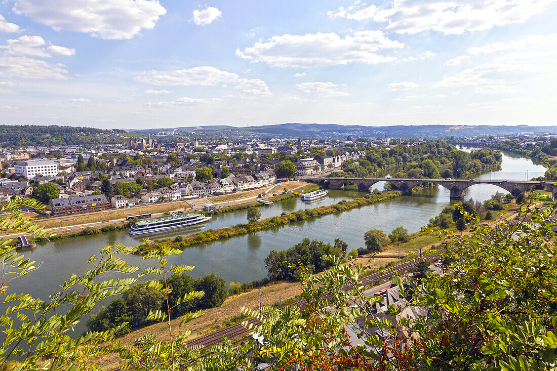Blick auf Mosel und Trier vom Aussichtspunkt Villa Weisshaus, Trier, Rheinland-Pfalz, Deutschland