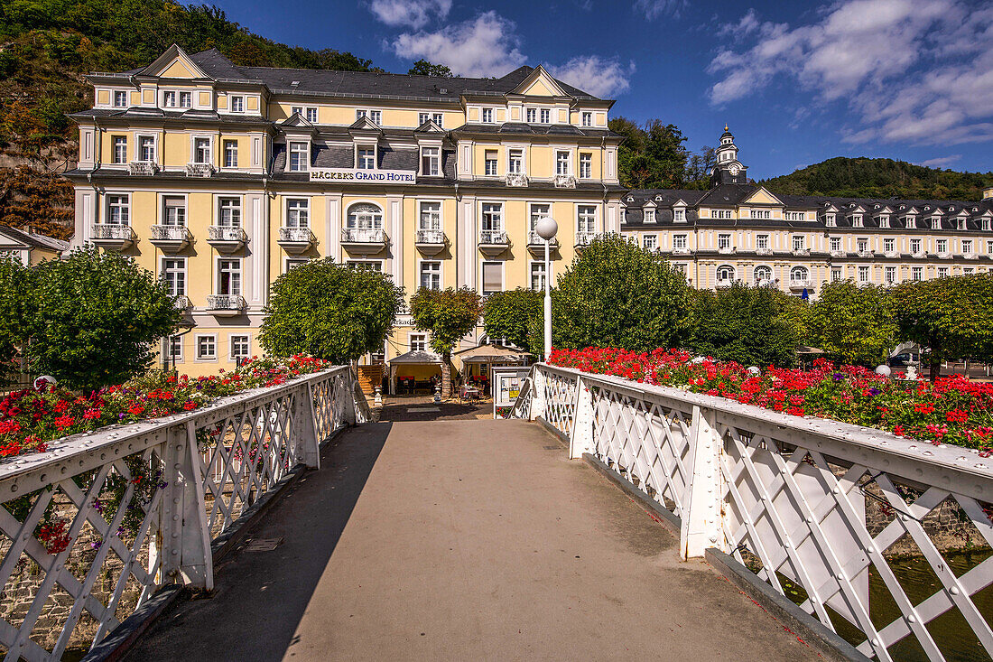 Blick über die Kurbrücke zu Häcker´s Grand Hotel im Kurhaus, Bad Ems, Rheinland-Pfalz, Deutschland