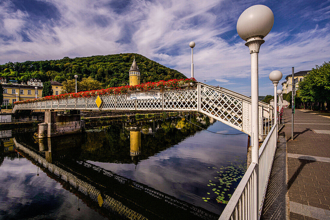 Kurbrücke über die Lahn und Jacques-Offenbach-Promenade mit Quellenturm, Bad Ems, Rheinland-Pfalz, Deutschland
