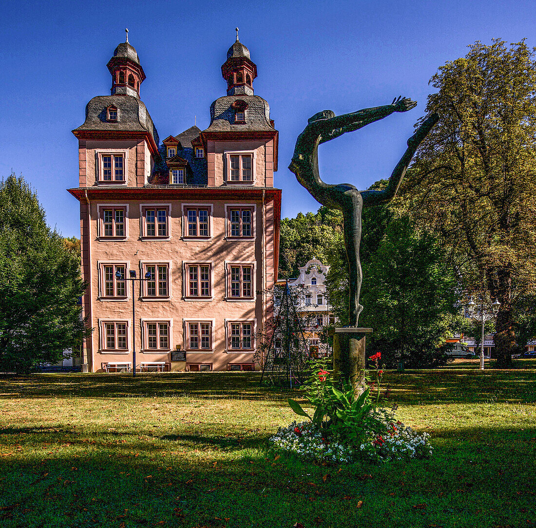 Haus Vier Türme und Skulptur 'Daphne' des Bildhauers Karl-Heinz Krause im Kurpark, Bad Ems, Rheinland-Pfalz, Deutschland