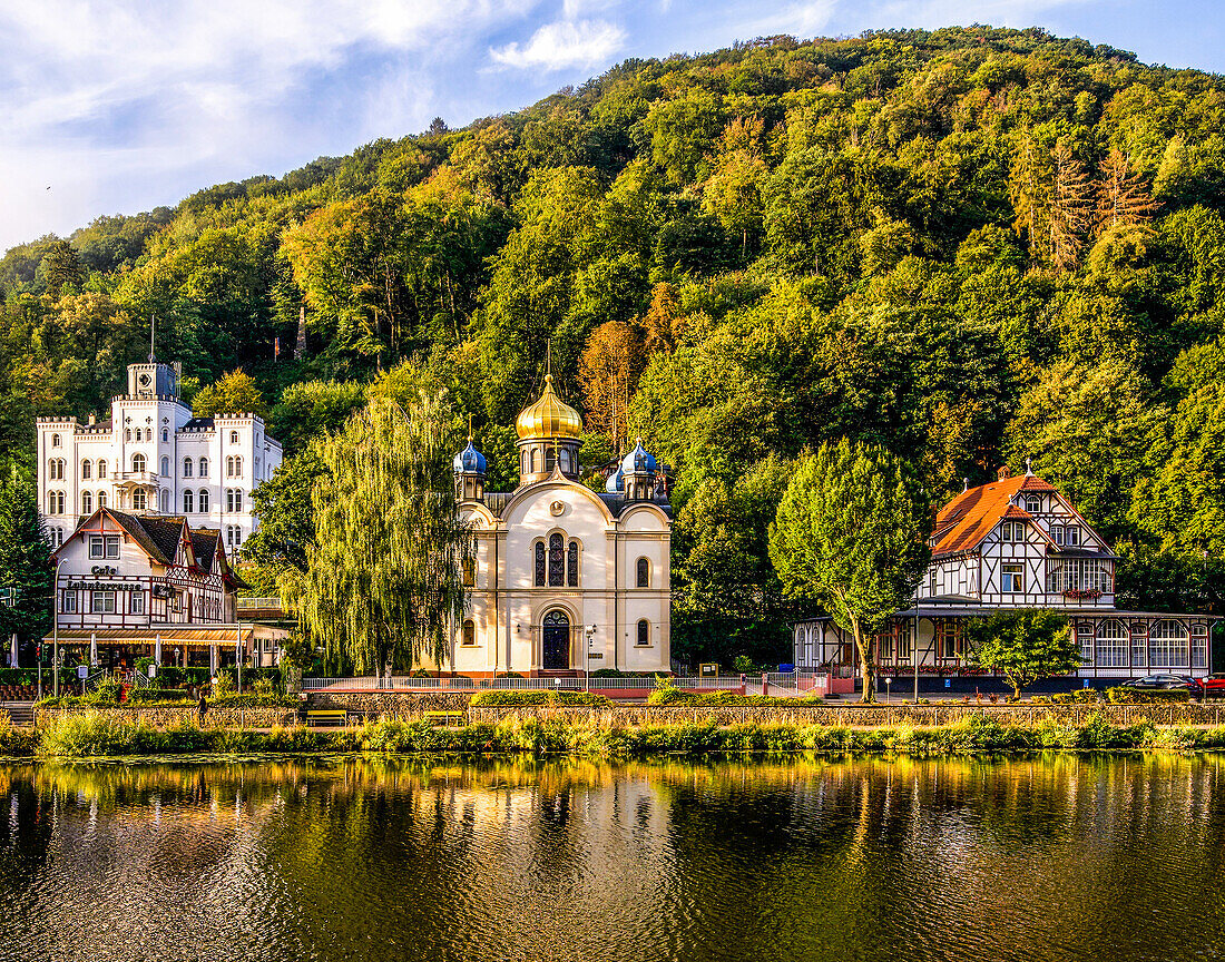 Blick über die Lahn zur Russischen Kirche und zum Schloss Balmoral, Bad Ems, Rheinland-Pfalz, Deutschland