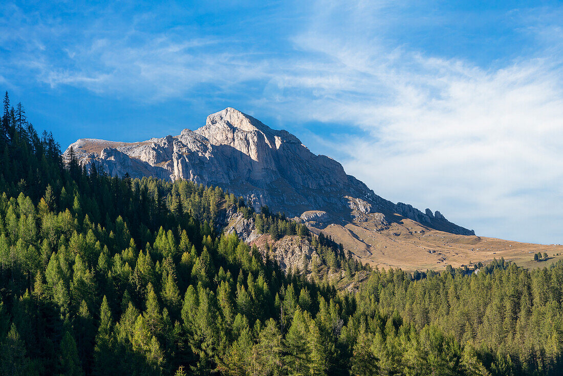 Blick auf die beeindruckendenKulisse des Peiterkofel, Südtirol, Italien, Europa                 