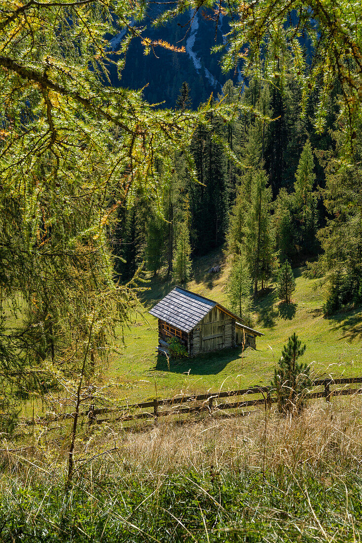 Small hut on the Odle Group path, Puez-Odle, Lungiarü, Dolomites, Italy, Europe