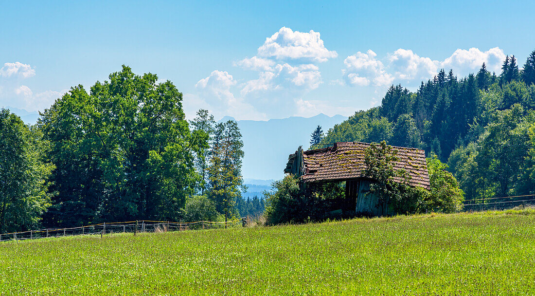 Malerische alte Feldscheune in der Nähe von Wessobrunn, Bayern, Deutschland, Europa