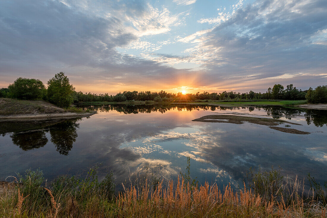 Sonnenuntergang auf einem See in einer Kiesgrube, Hohenwarthe, Sachsen-Anhalt, Deutschland