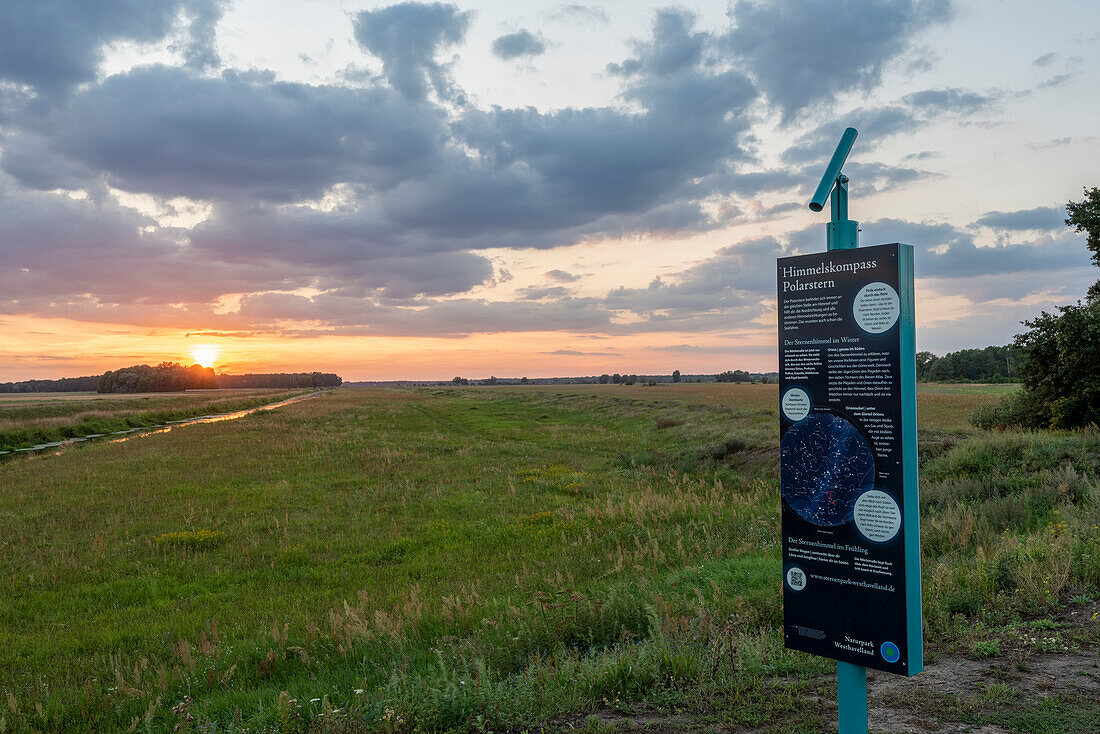 Sonnenuntergang im Natur- und Sternenpark Westhavelland, Hinweistafel für Hobbyastronomen, Rübehorst, Landkreis Havelland, Brandenburg, Deutschland