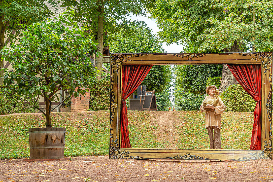 Teil der Erlebnisausstellung 'Sterntaler' im Park des Barockschlosses Lichtenwalde, Niederwiesa, Sachsen, Deutschland