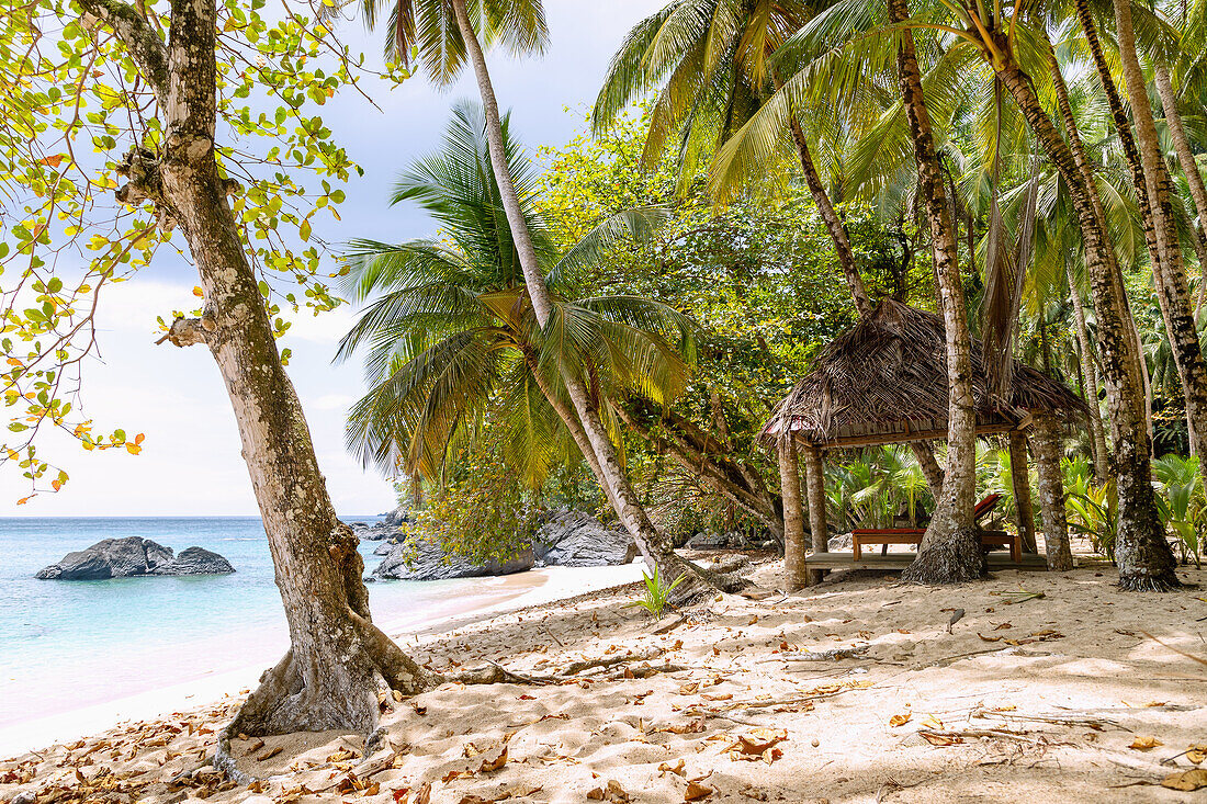 Pavillon mit Strandliegen an der Praia Banana auf der Insel Príncipe in Westafrika, Sao Tomé e Príncipe