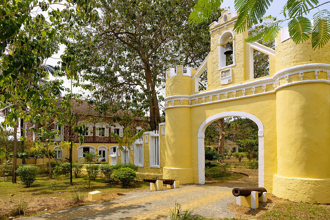 historisches Eingangstor und Herrenhaus des Roça Belo Monte Hotel auf der Insel Principé in Westafrika, Sao Tomé e Príncipe