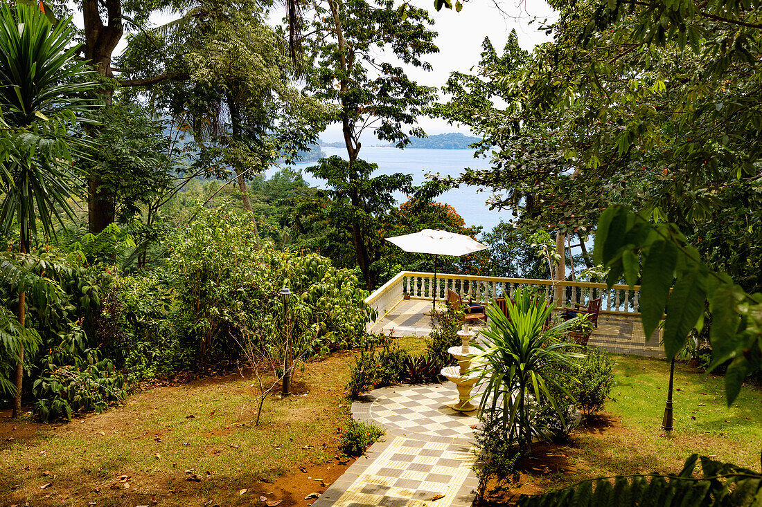 Aussichtsterrasse des Roça Belo Monte Hotel mit Blick auf Bom Bom Island auf der Insel Principé in Westafrika, Sao Tomé e Príncipe