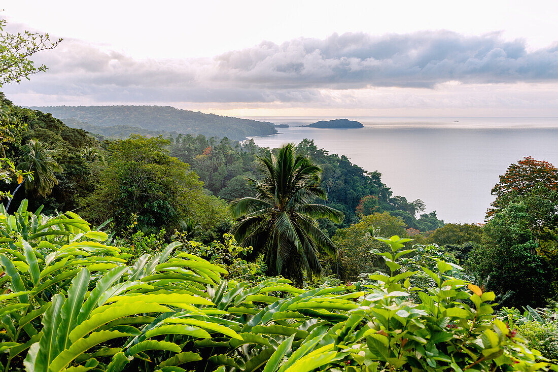 Ausblick von der Roça Belo Monte auf Bom Bom Island auf der Insel Principé in Westafrika, Sao Tomé e Príncipe