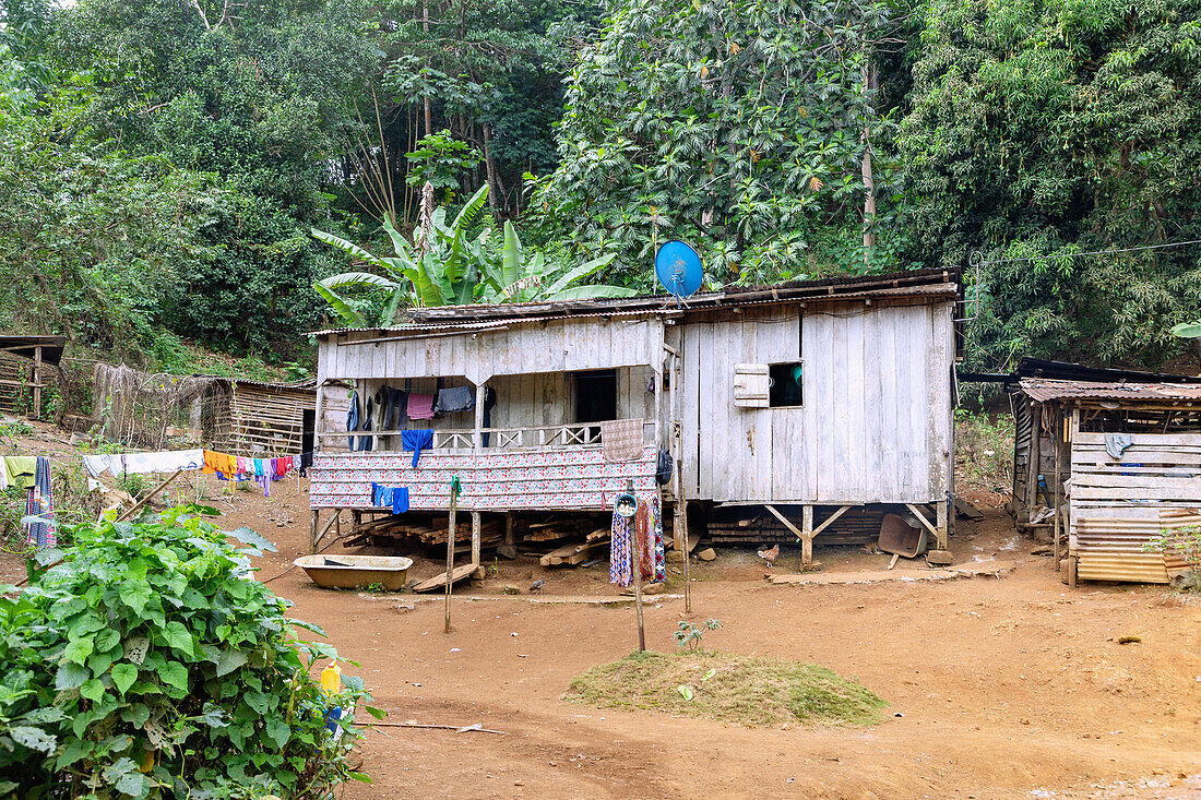 inseltypisches Holzhaus im Dorf Roça Paciencia auf der Insel Príncipe in Westafrika, Sao Tomé e Príncipe