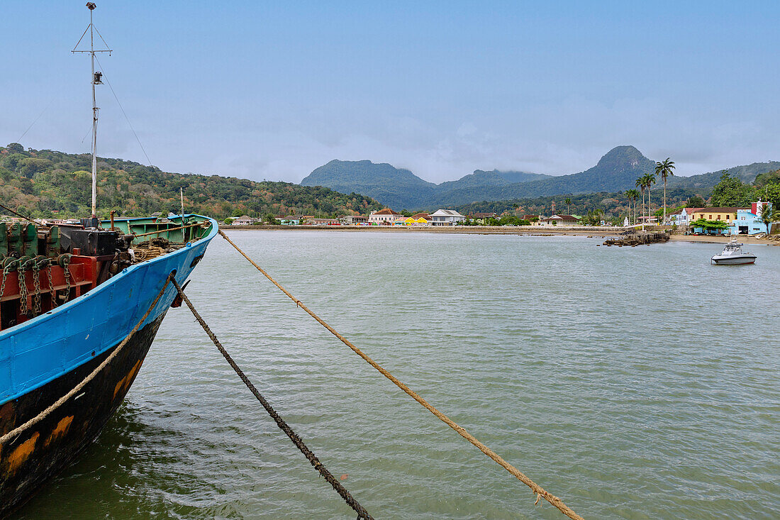 Inselhauptstadt Santo António mit Hafen, Fährschiff und Blick auf Pico Papagaio auf der Insel Principé in Westafrika, Sao Tomé e Príncipe