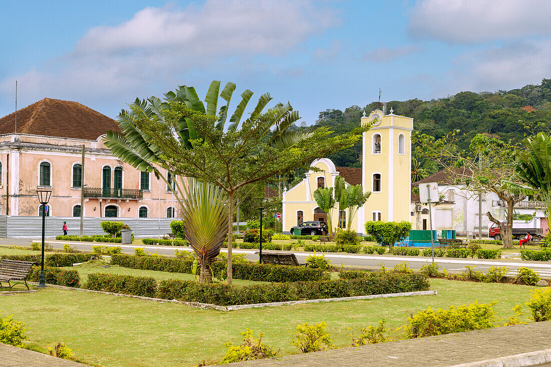 Praça Marcelo da Veiga mit Regierungspalast und Gemeindehaus in Santo António auf der Insel Príncipe in Westafrika, Sao Tomé e Príncipe